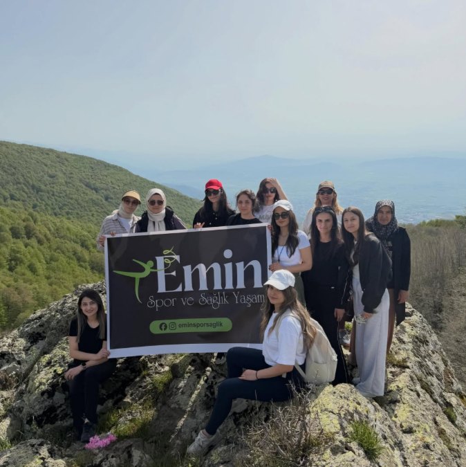 Emin Spor ekibi dağ yürüyüşünde pankartla birlikte